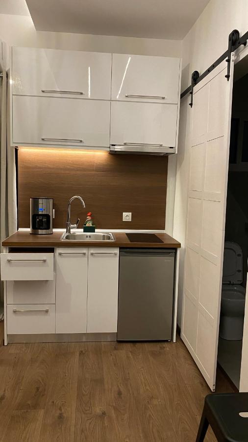 Modern Tiny House In Волос Екстериор снимка