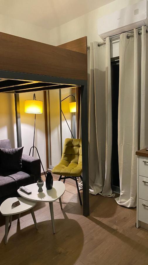 Modern Tiny House In Волос Екстериор снимка