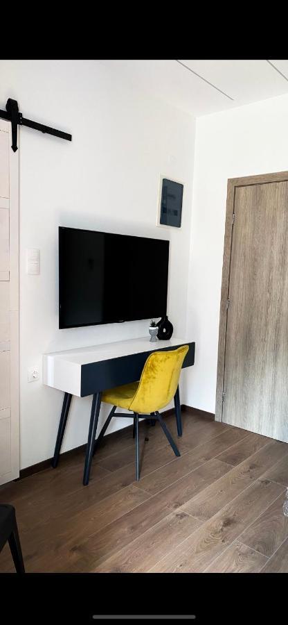 Modern Tiny House In Волос Екстериор снимка